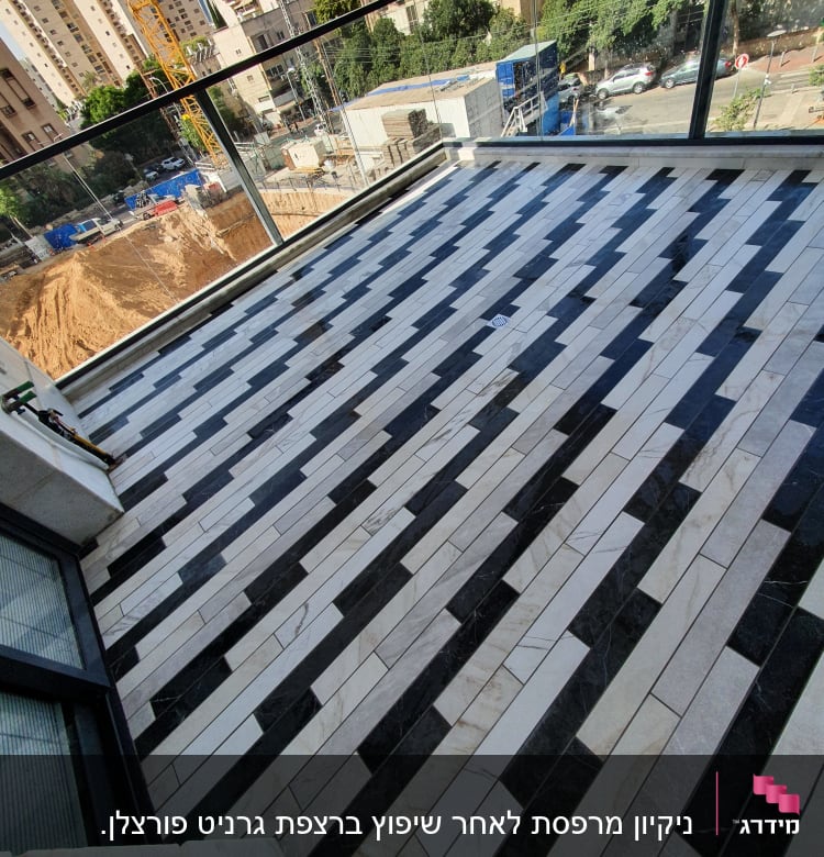 מרפסת עם רצפת אריחים נקייה ומבריקה